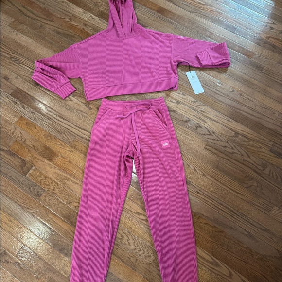 NEW ALO Yoga Pink Muse Set - Picture 2 of 9